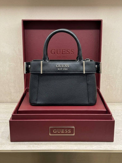 Guess

100 dhs🇦🇪🇦🇪

With box
21 cm

Zain219
♥️♥️♥️