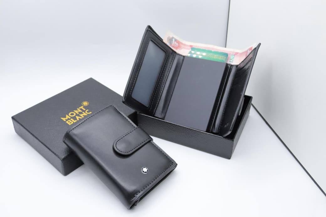 Wallet 
good quality
60 dhs🪙

With Box
🎁🎁🎁

Zain33
♥️♥️♥️