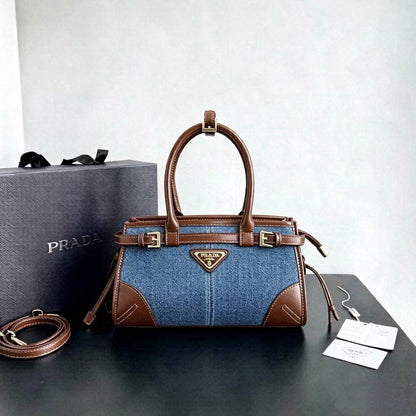 PRADA COPY ONE NEW CAME  SMALL SIZE WITH BOX 
210 dhs🇦🇪🇦🇪

Zain295
♥️♥️♥️