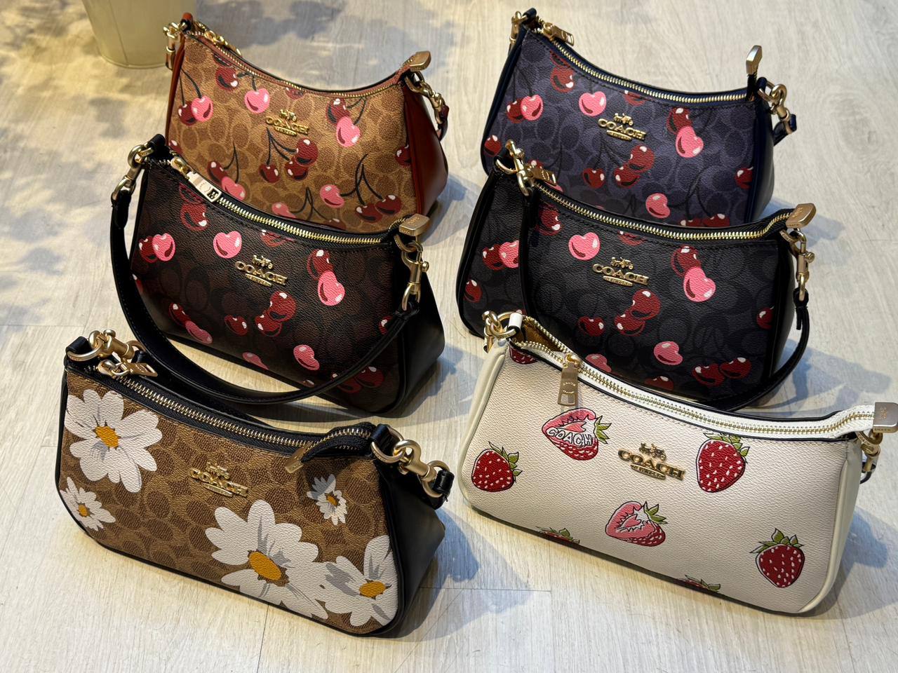 COACH Terry 25

25cm

95 dhs🪙🌨️ 

with box
🎁🎁🎁

Zain44
♥️♥️♥️