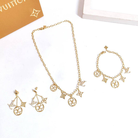 LV
Necklace 💥
Earring🍁
Breslat ❤️‍🔥
Master quality 💯
With normal boxes 📦 
150 dhs🪙💚
With master box 🗃️ 
170 dhs🪙💚

Zain216
♥️♥️♥️