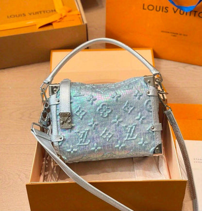LOUIS VUITTON 

MASTER QUALITY 

220 DHS...🇦🇪🇦🇪🇦🇪

Zain295
♥️♥️♥️