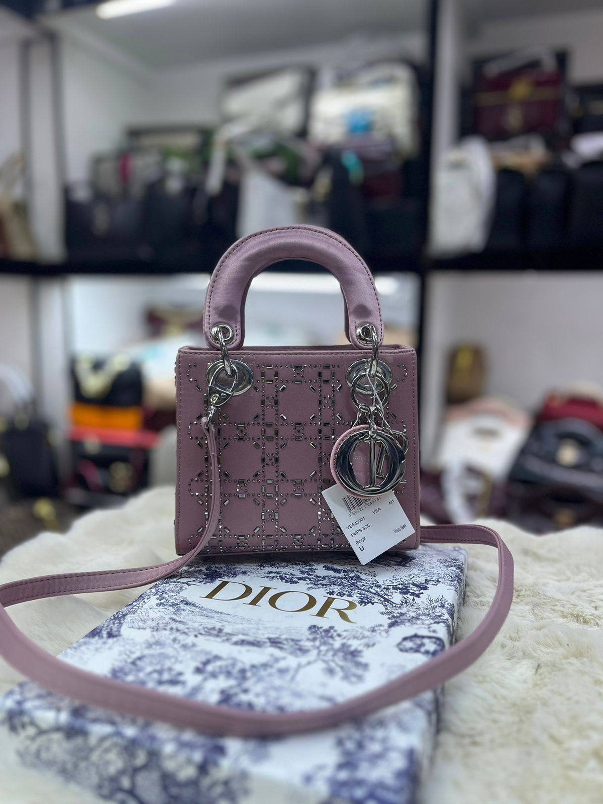 Dior

with box 
🎁🎁🎁

105 dhs🪙🌨️

Zain50
♥️♥️♥️