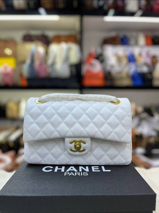 Chanel
Good Quality 

With Box 
🎁🎁🎁

105 dhs🪙🌨️

Zain250
♥️♥️♥️