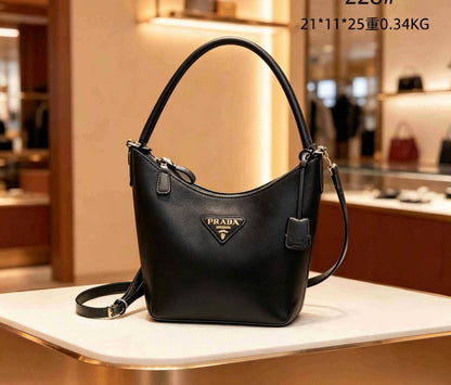 Prada 
90 dhs✅

Zain07
♥️♥️♥️