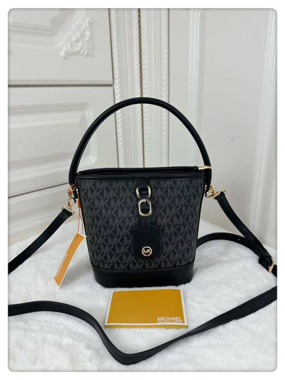 Mk 
Size :16×17cm
95 dhs❣️

Zain114
♥️♥️♥️