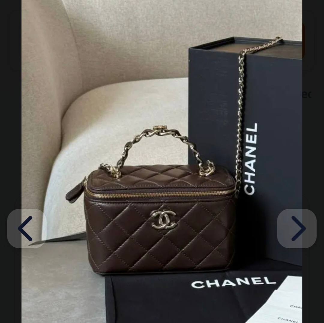 Chanel

100 dhs
With box

Zain143
♥️♥️♥️
