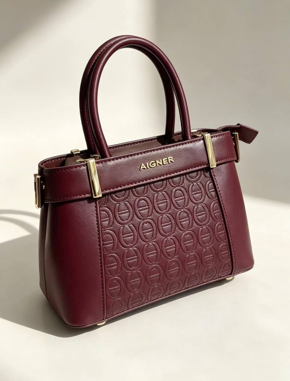 Aigner

100 dhs🇦🇪🇦🇪

SIZE：22cm
Good-quality 
with box
Zain35
♥️♥️♥️