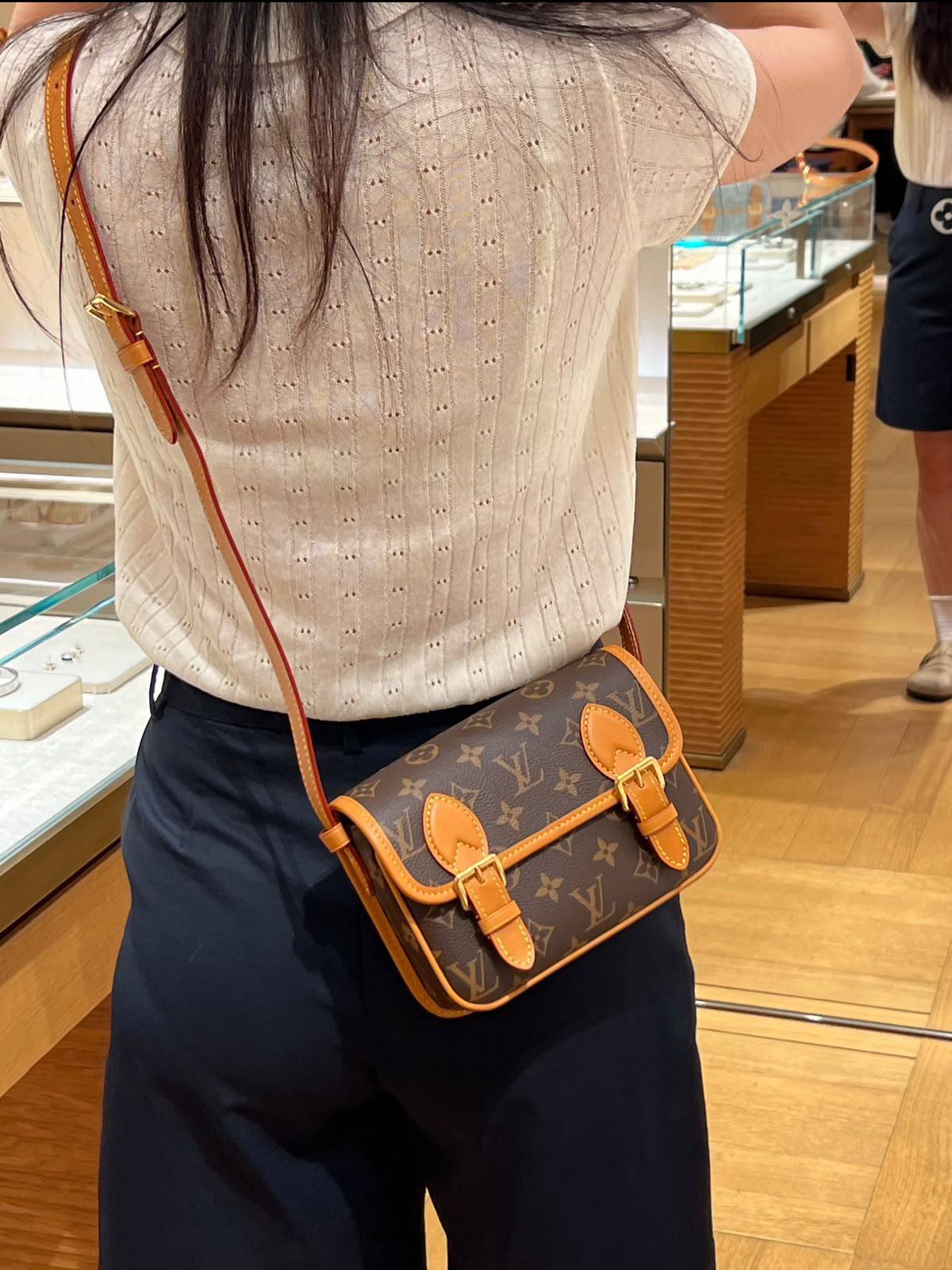 LV

NEW CAME 
HIGH QUALITY 

UNISEX WITH DOUBLE BOX

120 dhs🇦🇪🇦🇪
Zain39
♥️♥️♥️