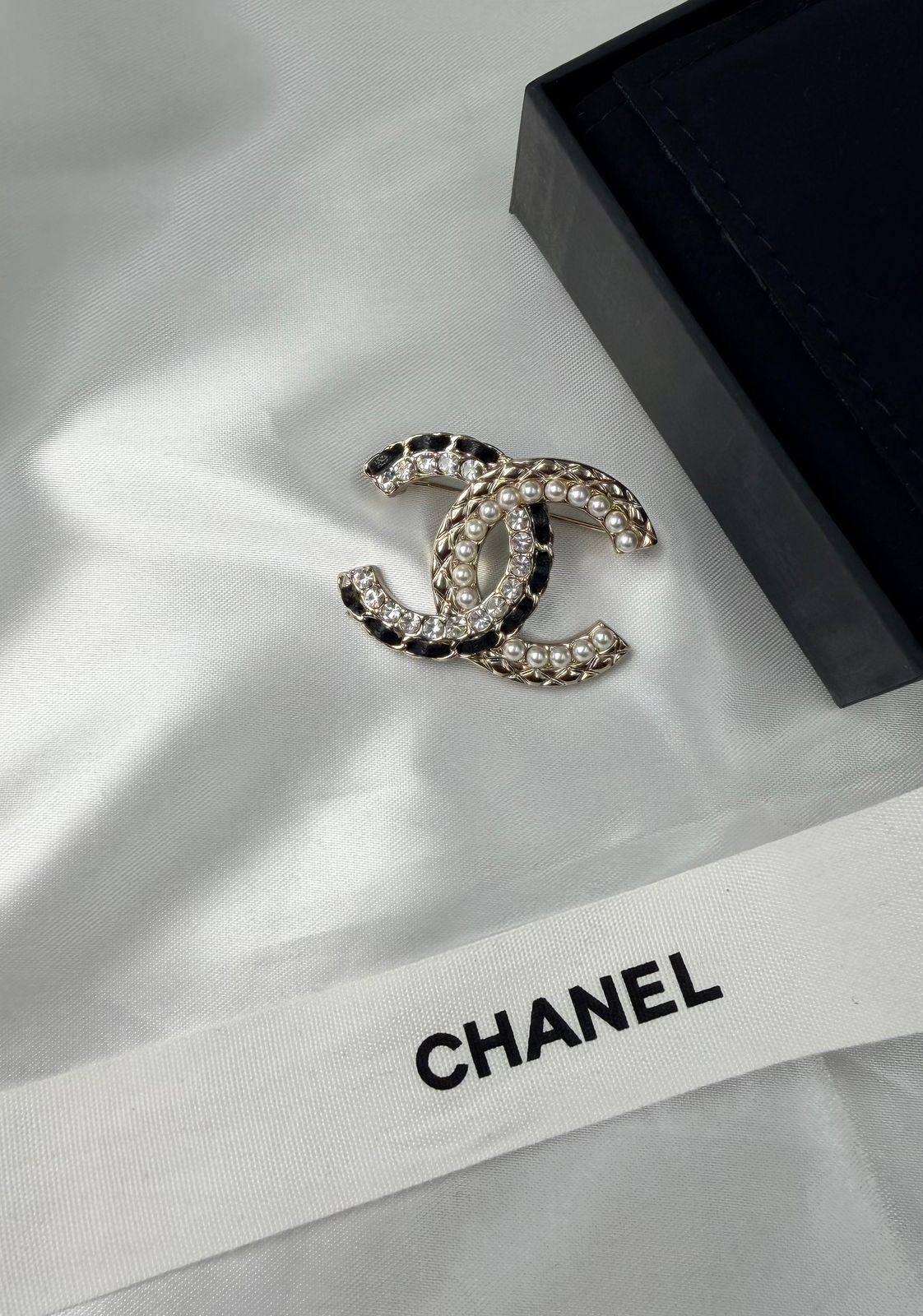 *CHANEL*  🤍

🆕🎉🥳🎊🆕
* BROOCH, Clip , Pin
* Gold-Finish Metal (Gold Plated)

* ⁠↗️ *Super Master Quality ®️* 🫆

*75 dhs💚* with *Normal* Box & Bag
*95 dhs💚* with *Orignal* Packaging 🎁

Zain209
♥️♥️♥️