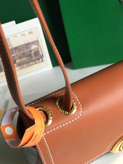 Goyard

identification based on appearance
Brown 

Goyardine canvas and Chevroches calfskin

Shoulder bag / Crossbody bag
Palladium
size:25cm

For Price 👇 WhatsApp✅
0568585901 
0507557372
0552275751 Owner Zain 👌

Zain325
♥️♥️♥️