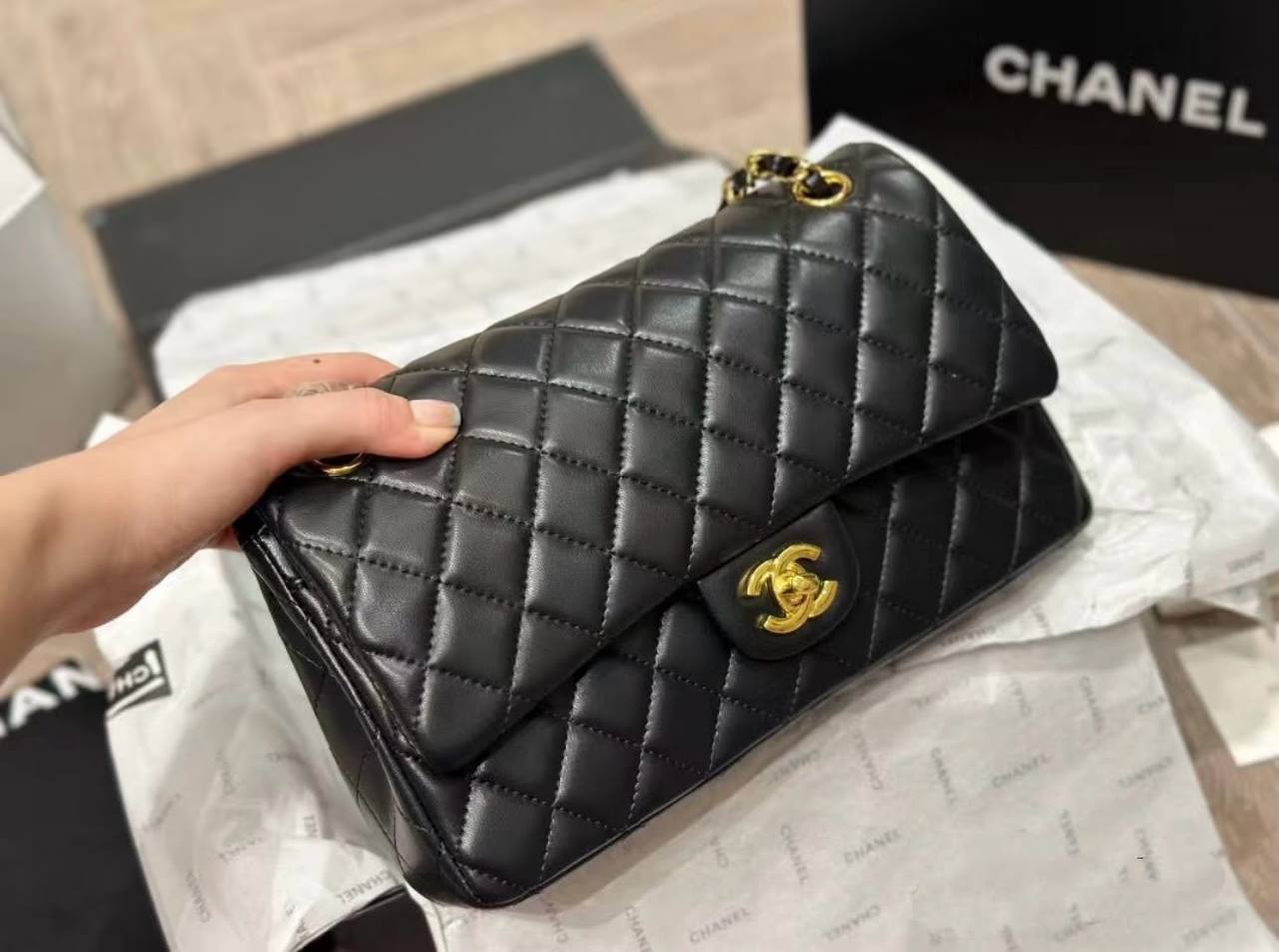 CHANEL

 NEW CAME 

HIGH QUALITY  

WITH  BOX  

150 DHS…🇦🇪🇦🇪
Zain295
♥️♥️♥️