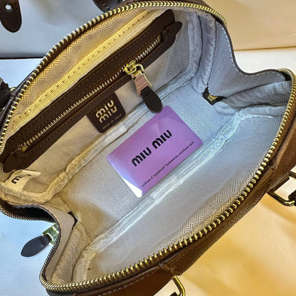 MIU MIU 

COPY ONE NEW CAME 
WITH BOX 
🎁🎁🎁

220 dhs💓
（leather)

Zain39
♥️♥️♥️