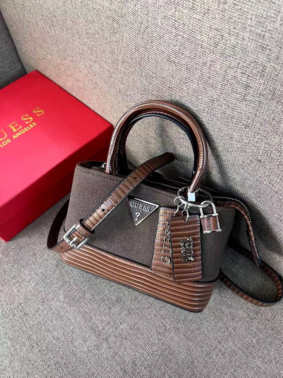 Prada
100 dhs🇦🇪🇦🇪
good-quality with box

Zain35
♥️♥️♥️