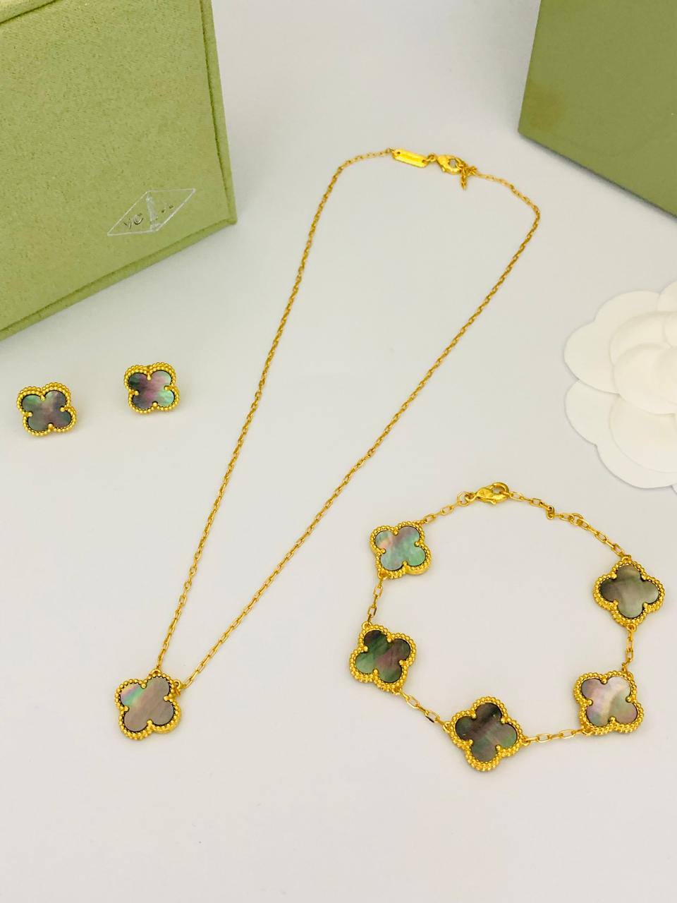 VCA Set*_🌼💫
*NECKLACE 1 FLOWER*
*BRACELET 5 FLOWER*
*EARRING   1* *FLOWER*  
145 dhs❤️
       _*WITH*_
    *Good Box* 📦

Zain89
♥️♥️♥️