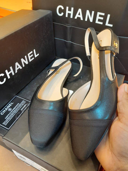 Chanel
New Arrived 
Size 36 To 41
105 dhs❣️

Zain120
♥️♥️♥️