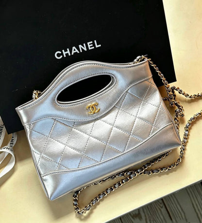 CHANEL 

GOOD QUALITY 

WITH BOX 
🎁🎁🎁

105 dhs✅

Zain39
♥️♥️♥️