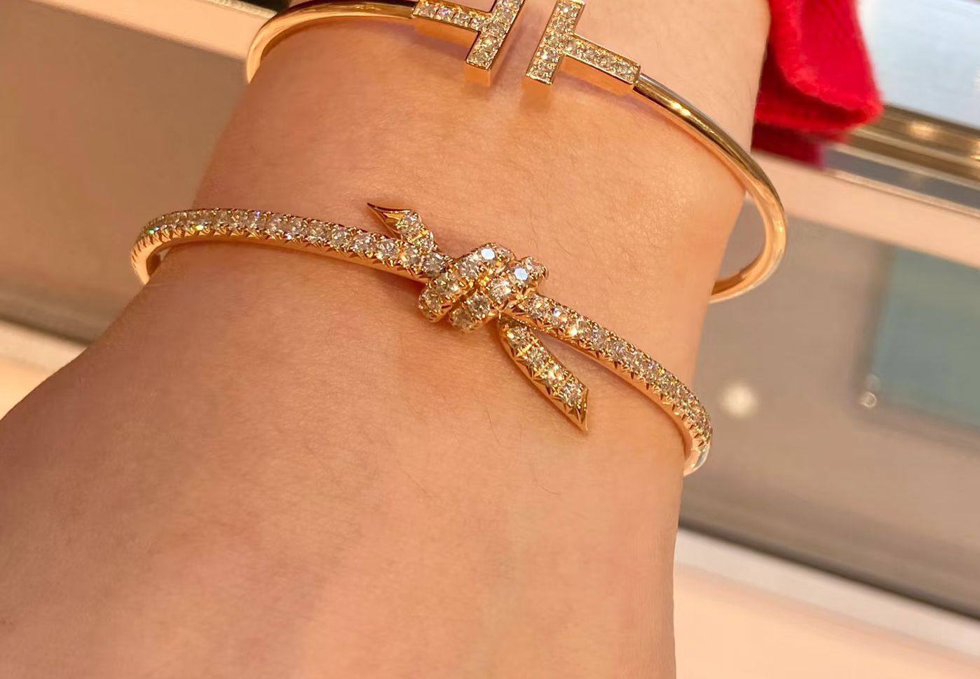 Tiffany ❤️‍🔥*
Bangle ✨
*Master quality ✅*
With normal boxes 📦 
55 dhs🗽
With master box 🗃️ 
90 dhs🗽

Zain216
♥️♥️♥️