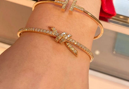 Tiffany ❤️‍🔥*
Bangle ✨
*Master quality ✅*
With normal boxes 📦 
55 dhs🗽
With master box 🗃️ 
90 dhs🗽

Zain216
♥️♥️♥️