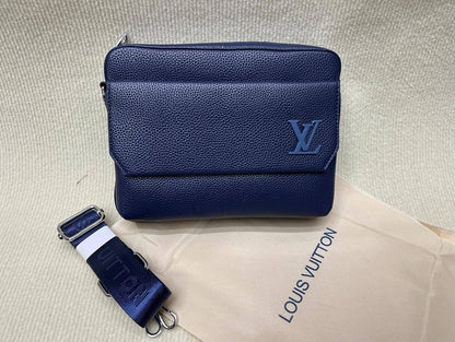 LV
85 dhs✅
size 23✘18✘6 cm

Zain42
♥️♥️♥️