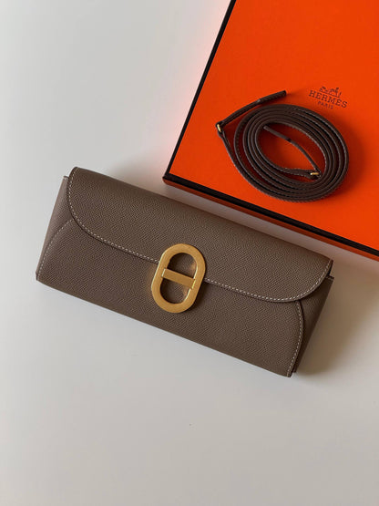 Hermes
27cm💕master quality😍

with box❤️
🎁🎁🎁

340 dhs❣️

Zain52
♥️♥️♥️