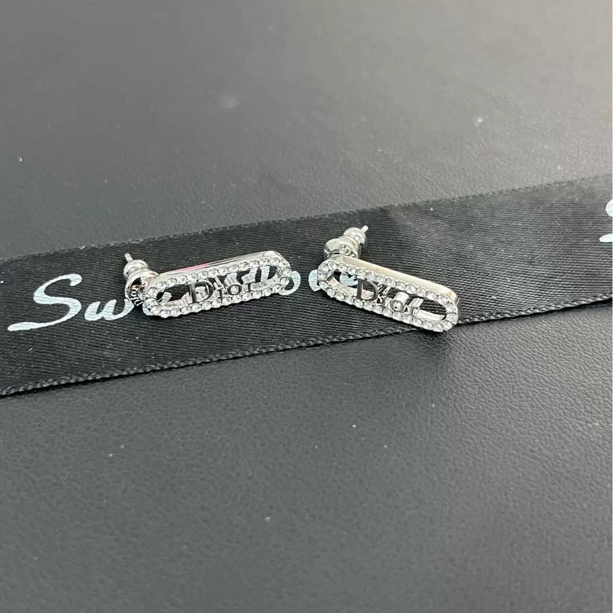 Dior Earrings
Master Quality 

*45* AED normal box 📦

Zain48
♥️♥️♥️