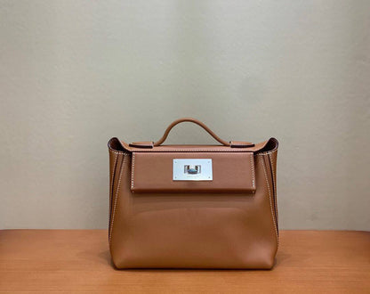 Hermes
maroon / etoupe / brown

Single rolled leather top handle

Classic, elegant and timeless🙂‍↔️

For Price 👇 WhatsApp✅
0568585901 
0507557372
0552275751 Owner Zain 👌

Zain325
♥️♥️♥️
