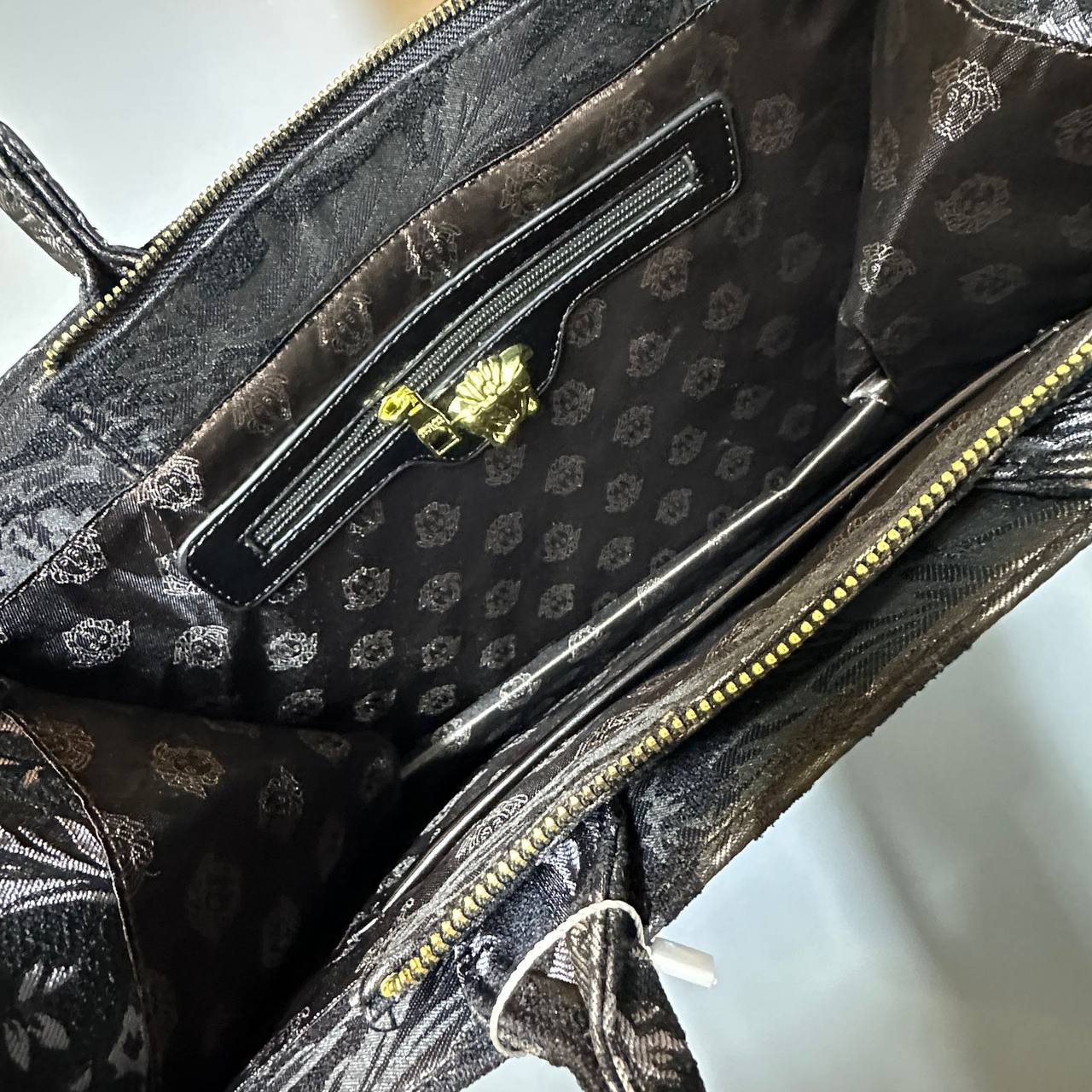 VERSACE  
NEW DESIGN GOOD QUALITY 
105 dhs🪙🌨️

Zain39
♥️♥️♥️