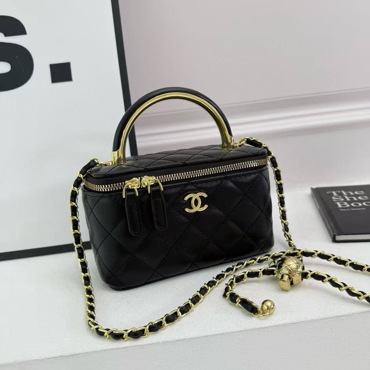 Chanel

90 dhs❣️

With box
🎁🎁🎁

Zain219
♥️♥️♥️