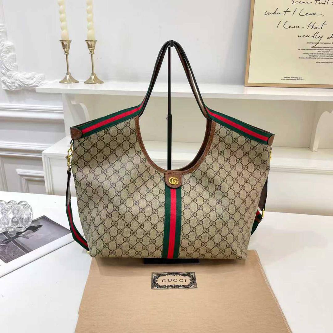 Gucci
110 dhs🪙💕
size 50×30×14cm

Zain44
♥️♥️♥️