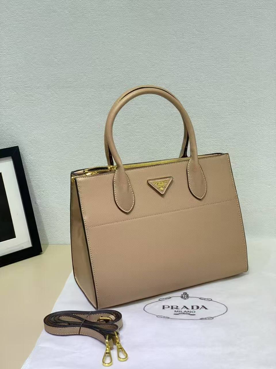 PRADA 
GOOD QUALITY 
115 dhs✅

Zain200
♥️♥️♥️