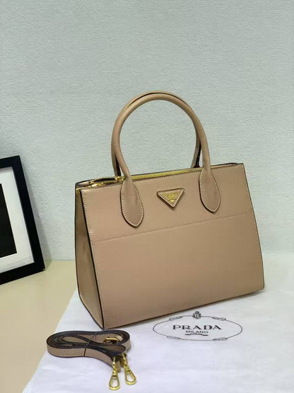 PRADA 
GOOD QUALITY 
115 dhs✅

Zain200
♥️♥️♥️