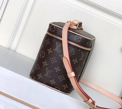 LOUIS VUITTON

 NEW CAME

 GOOD QUALITY 
WITH BOX 

BIG SIZE         105 dhs
MEDUIM SIZE 100 dhs
SMALL SIZE  95 dhs 


Zain39
Zain295
♥️♥️♥️