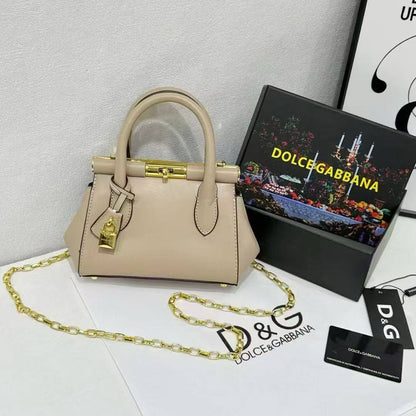 D&G
High quality

With box 
🎁🎁🎁

100 dhs❣️

Zain50
♥️♥️♥️