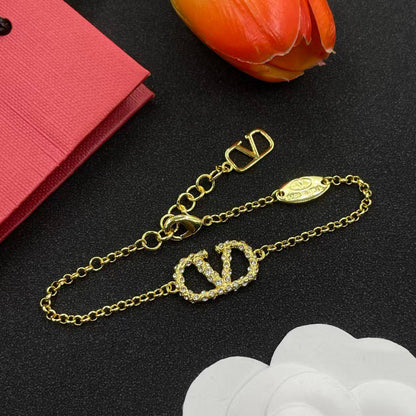 Valentino ❤️‍🔥*
Necklace 💥
Earring ✨
Bracelet 🐦‍🔥
Master quality 💯
With normal boxes 🗃️ 
115 dhs✅
With master box 📦 
130 dhs✅

Zain216
♥️♥️♥️