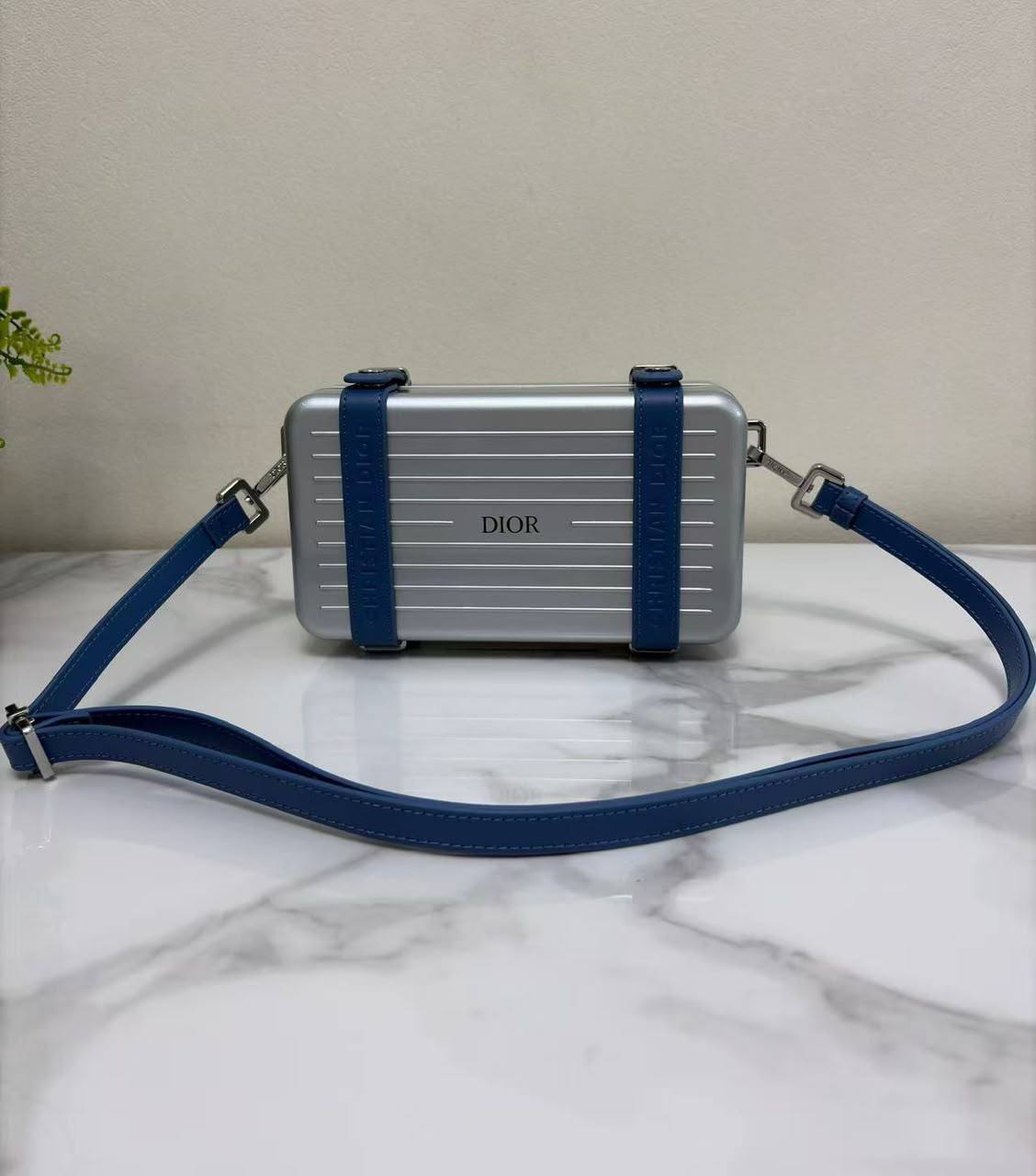 Rimowa
320 dhs🇦🇪🇦🇪

Zain297
♥️♥️♥️
