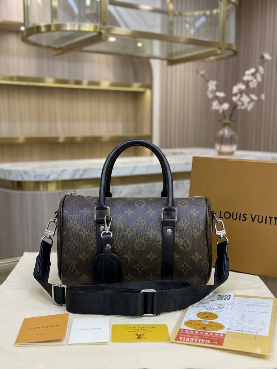 LV
Unisex Speedy Crossbag
Top handle Bag
Silver & Black Hardware
With Long trim Strap
Size : 26 cm
With BOX

120 dhs🇦🇪🇦🇪

Zain239
♥️♥️♥️