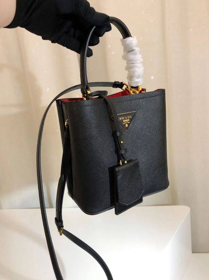 Prada
115 dhs✅

Good-quality 

with box
🎁🎁🎁

Zain35
♥️♥️♥️