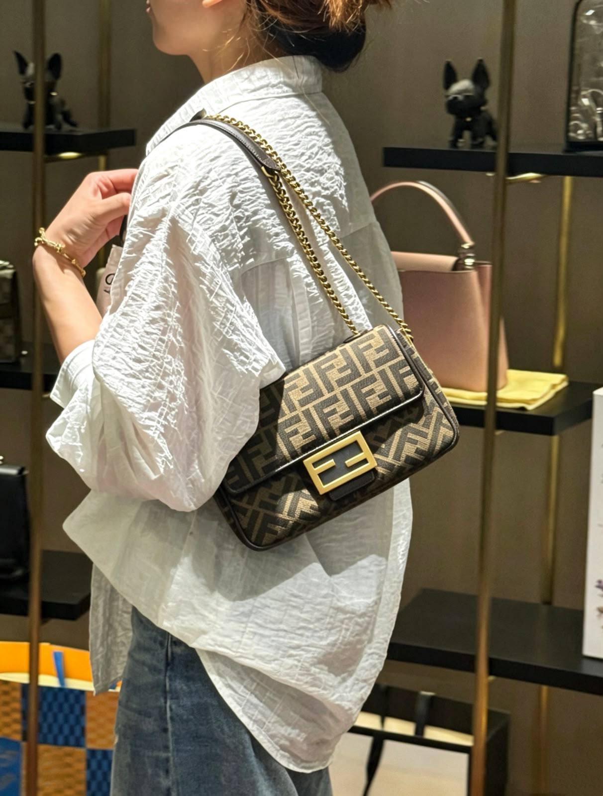 FENDI 
MASTER QUALITY
 WITH BOX 
240 dhs✅

Zain295
♥️♥️♥️