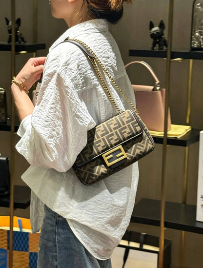 FENDI 
MASTER QUALITY
 WITH BOX 
240 dhs✅

Zain295
♥️♥️♥️