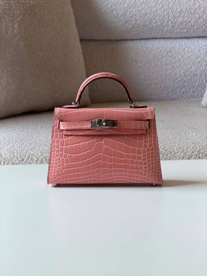 Hermes kelly croc 19cm💕master quality😍with box❤️
520 dhs💓

Zain52
♥️♥️♥️