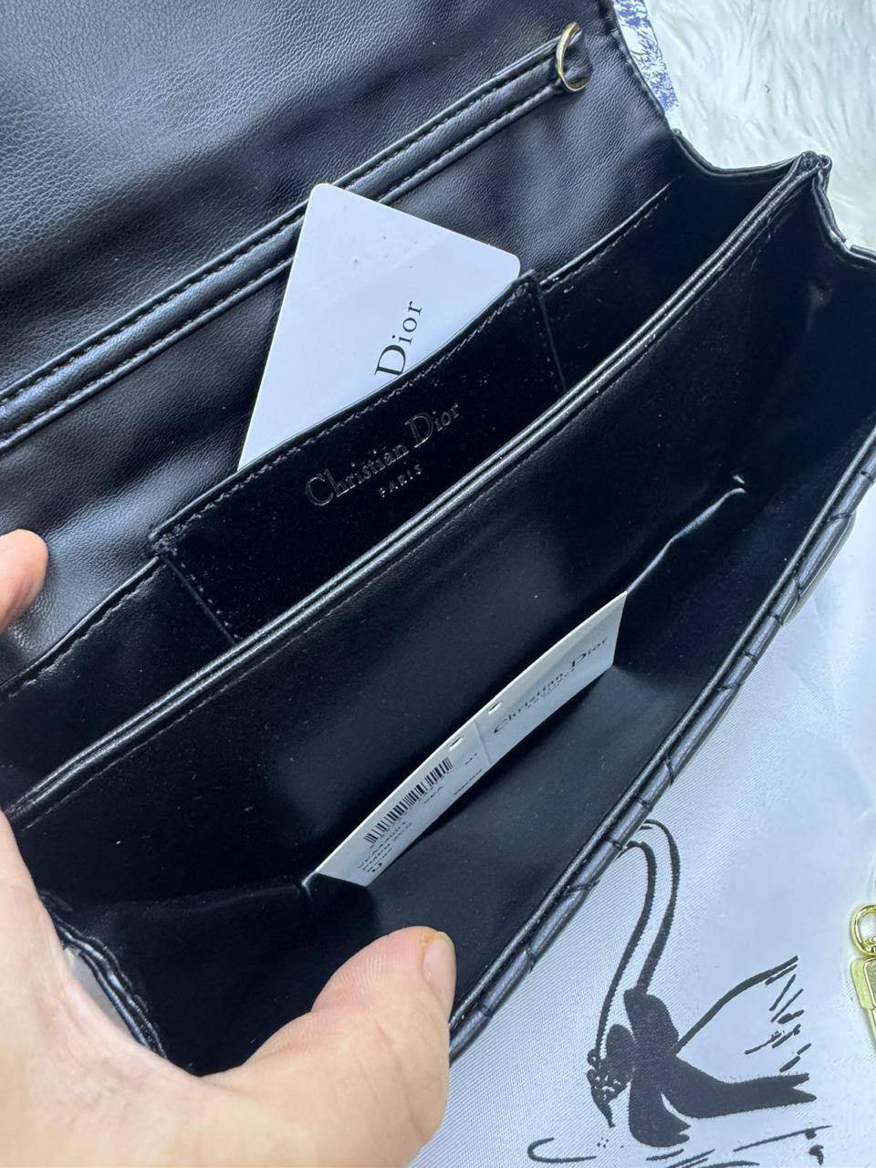 Dior woc

1⃣️ First quality +🎁

Size : 21 * 12 cm
110 dhs🇦🇪
 with box 🎁

Zain115
♥️♥️♥️