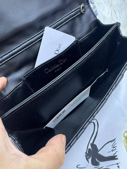 Dior woc

1⃣️ First quality +🎁

Size : 21 * 12 cm
110 dhs🇦🇪
 with box 🎁

Zain115
♥️♥️♥️