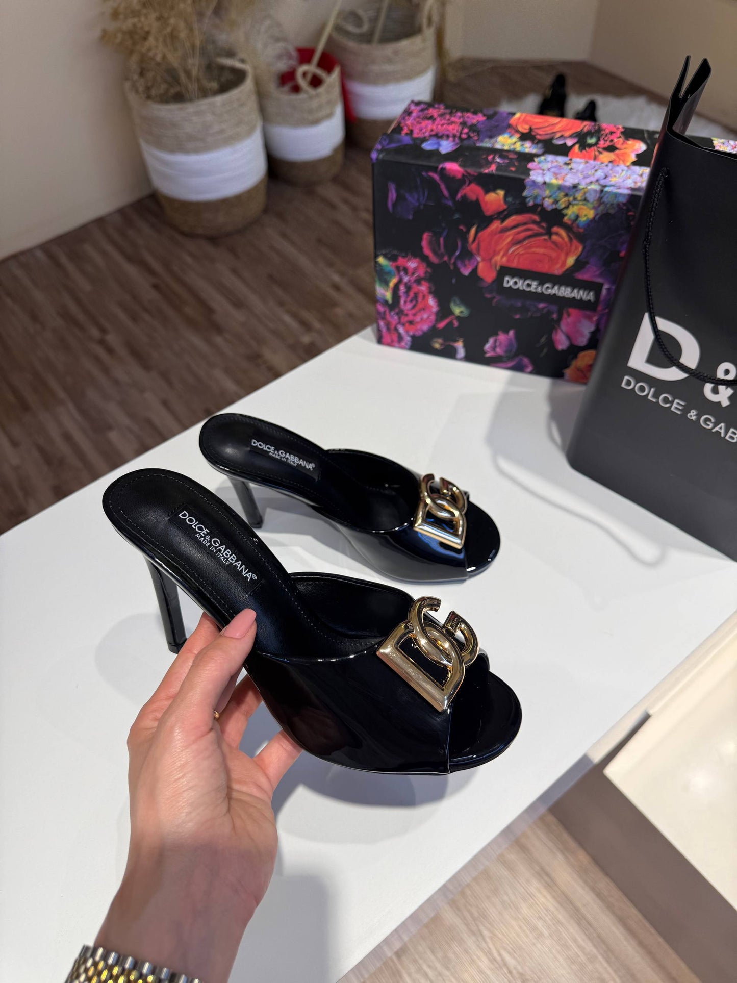 D&g

110 dhs 

Zain146

اطلبوها من الوتس المثبت في الأعلى👆🏻👆🏻

تواصلو معنا 👈🏻 Zain 
For order WhatsApp pinned 👆🏻

♥️♥️♥️
