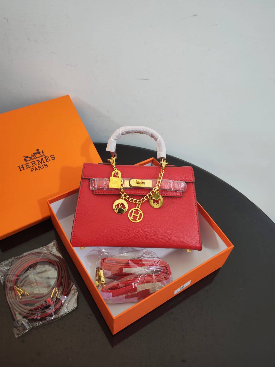 Hermes

100 dhs🇦🇪🇦🇪

size 22cm

with box
Zain26
♥️♥️♥️
