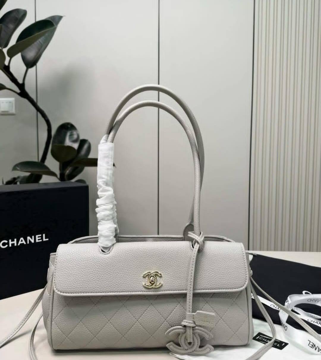 CHANEL
Shopping and Bowling Bags
Master quality
30cm 

with box
🎁🎁🎁

360 dhs✅

Zain95
♥️♥️♥️
