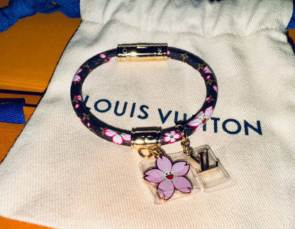 LV Bracelet* 🦋
Master Quality 

*60* AED normal box 📦

Zain48
♥️♥️♥️