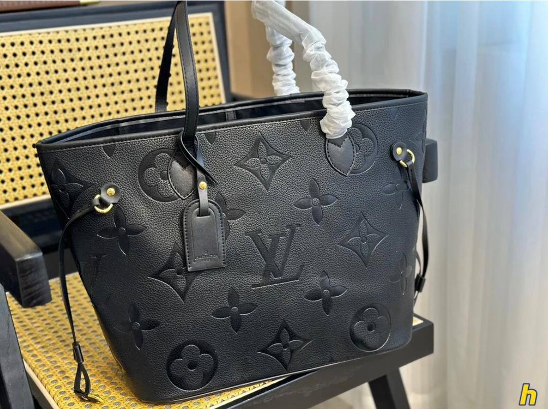 LV 
100 dhs✅
with box
size 43×6×28cm

Zain42
♥️♥️♥️