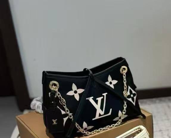 LV
Quality 💯
Size 24cm

100 dhs✅
With box 📦

Zain70
♥️♥️♥️