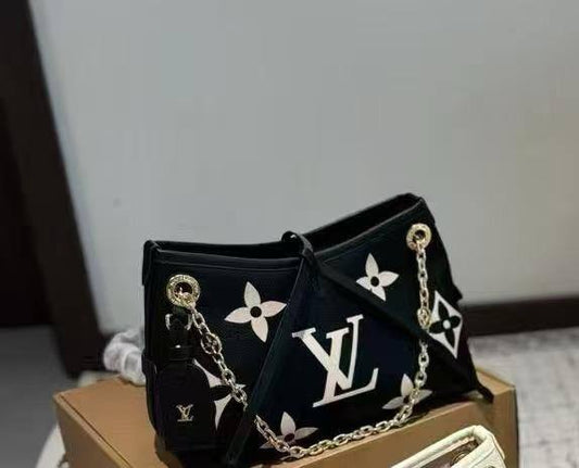 LV
Quality 💯
Size 24cm

100 dhs✅
With box 📦

Zain70
♥️♥️♥️